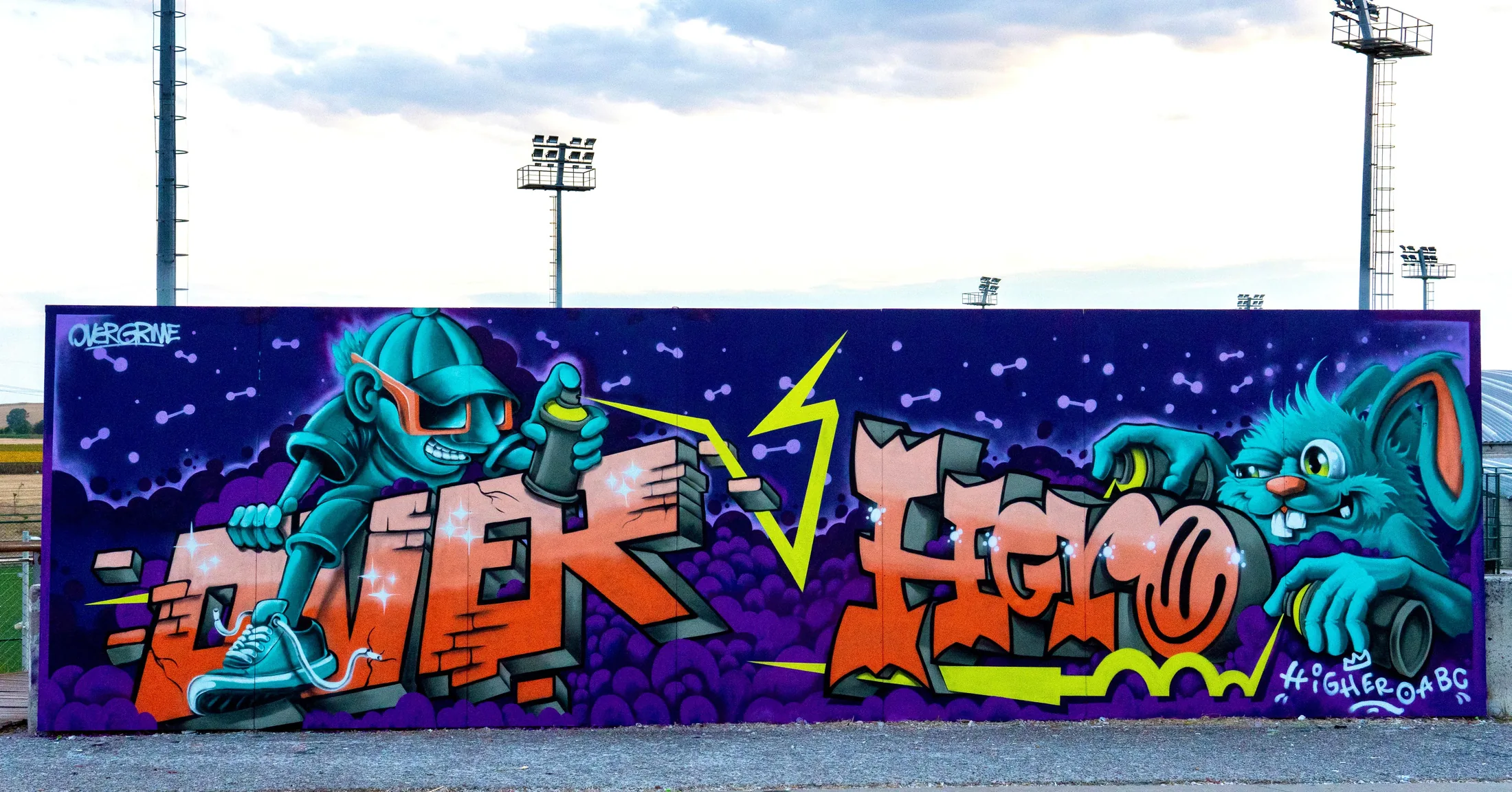Spor alanının yanında uzanan renkli graffiti duvarı