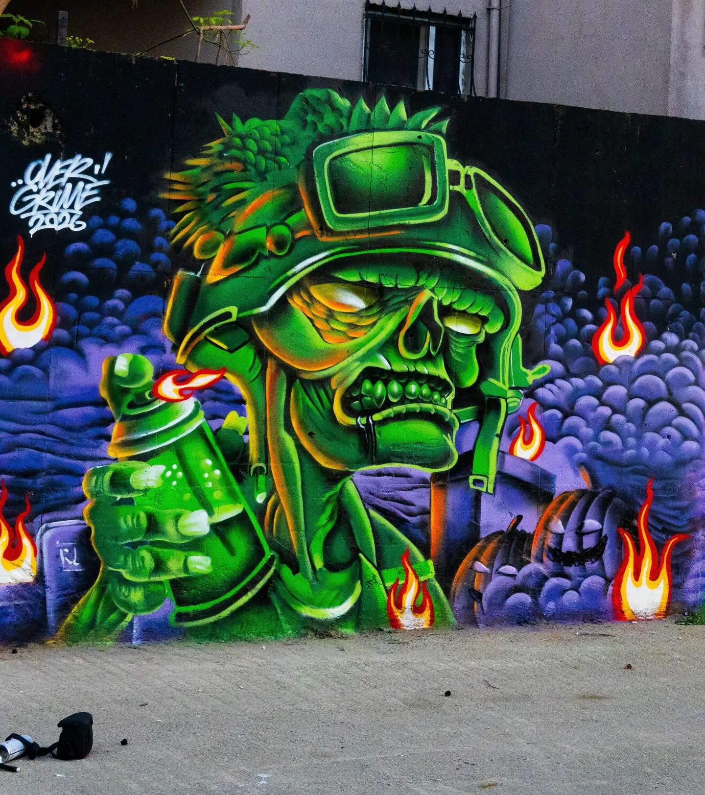 Koyu duvar üzerindeki yeşil karakter mural