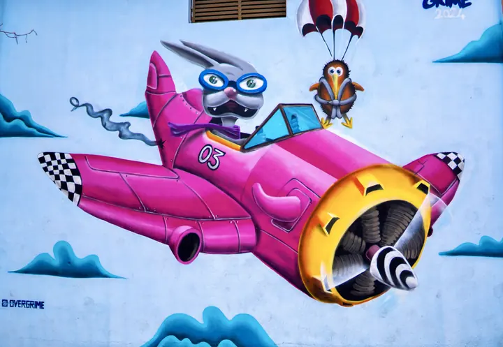 Pembe uçak ve çizgi karakterlerin yer aldığı mural