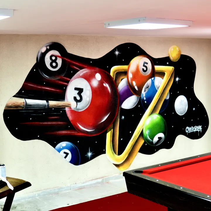 Bilardo topları ve ıstakalardan oluşan mural