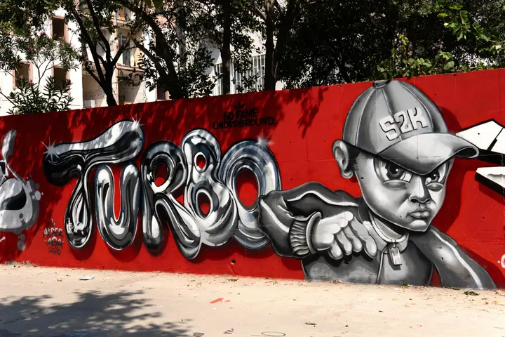Kırmızı duvardaki siyah beyaz graffiti çalışması