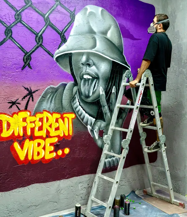 Mor duvardaki karakter mural ve uygulama süreci