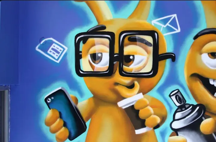 Telefon tutan turuncu karakter mural